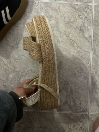 Zapatos y Sandalias.Talla 40 2x25 precio negociabl