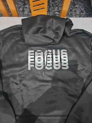 Sudadera Negra con Estampado FOCUS