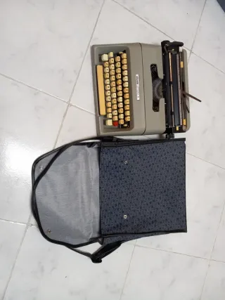 Máquina de escribir Olivetti Lettera 35 con funda