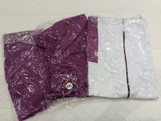 Uniforme trabajo mujer morado y blanco