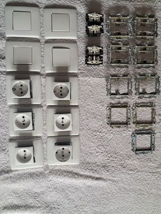 Lote Material Eléctrico: Enchufes e Interruptores