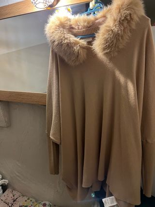 Jersey capa beige con cuello pelo Talla Única