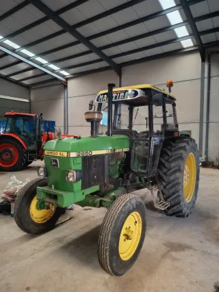 Tractor John Deere 2650 con pala león doble efecto