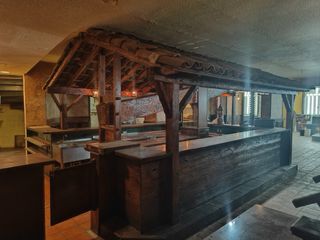 Estructura madera maciza con techo de tejas.