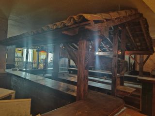 Estructura madera maciza con techo de tejas.