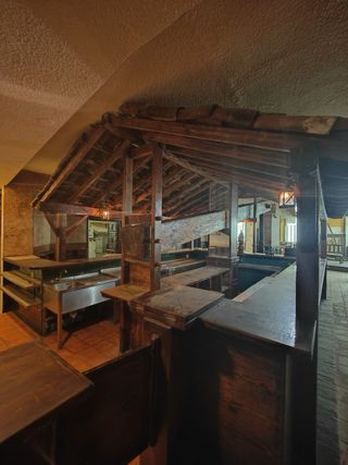 Estructura madera maciza con techo de tejas.