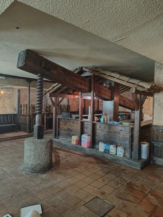 Estructura madera maciza con techo de tejas.