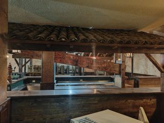 Estructura madera maciza con techo de tejas.