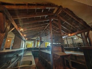 Estructura madera maciza con techo de tejas.