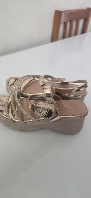 Sandalias doradas con tiras brillantes