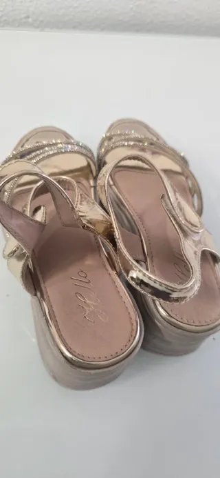 Sandalias doradas con tiras brillantes