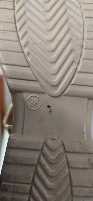 Sandalias doradas con tiras brillantes