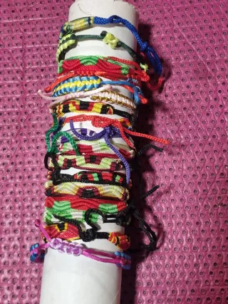 17 Pulseras Tejidas Multicolor