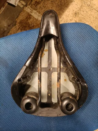 Sillín de bicicleta negro