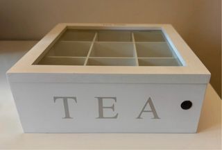 Caja para infusiones de madera y tapa de cristal.