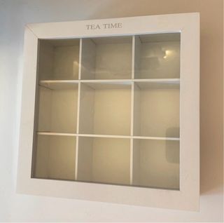 Caja para infusiones de madera y tapa de cristal.