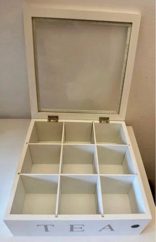 Caja para infusiones de madera y tapa de cristal.