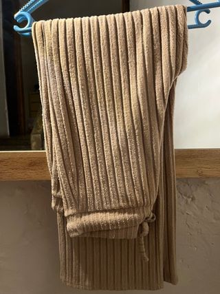 Conjunto punto canalé beige de pantalón y jersey.