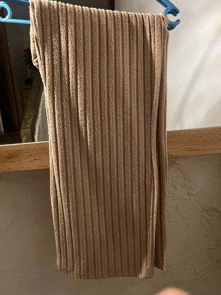 Conjunto punto canalé beige de pantalón y jersey.