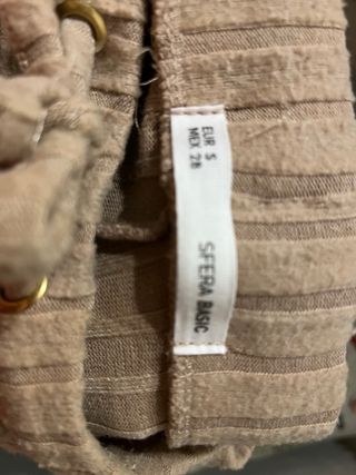 Conjunto punto canalé beige de pantalón y jersey.