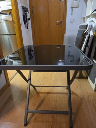 Tavolo pieghevole in vetro nero temperato e alluminio