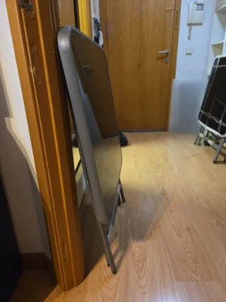 Tavolo pieghevole in vetro nero temperato e alluminio