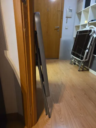 Tavolo pieghevole in vetro nero temperato e alluminio