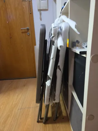 Tavolo pieghevole in vetro nero temperato e alluminio