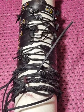 Pulsera de cuero con diseño étnico