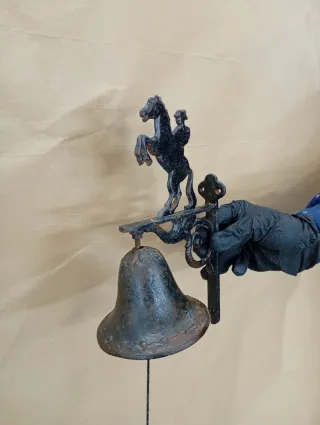 Campana de puerta con figura de caballo