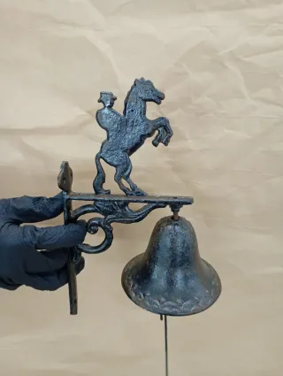 Campana de puerta con figura de caballo