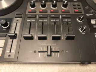 Controlador DJ Traktor S4 MK3 + Flightcase