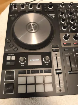 Controlador DJ Traktor S4 MK3 + Flightcase