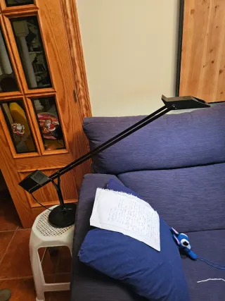 Lámpara de escritorio negra y azul