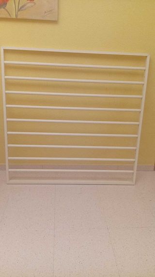 Reja aluminio, lacada en color crema.