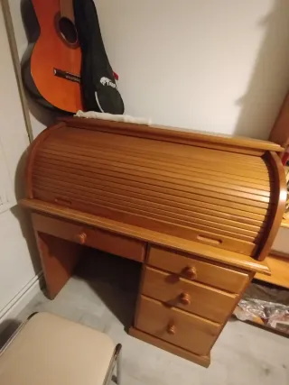 Escritorio antiguo de madera con persiana