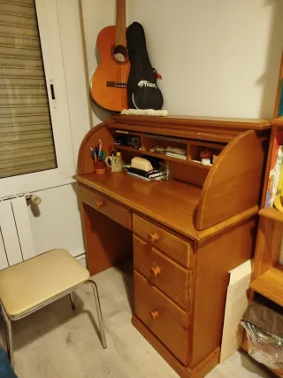 Escritorio antiguo de madera con persiana