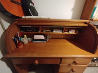 Escritorio antiguo de madera con persiana