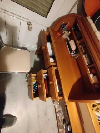 Escritorio antiguo de madera con persiana