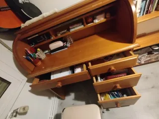 Escritorio antiguo de madera con persiana