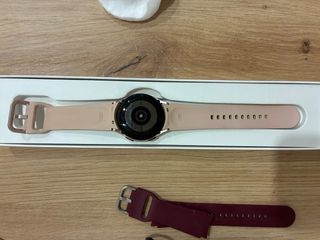 Samsung Galaxy Watch 4 rosa / granate