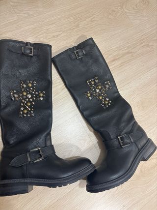 Botas altas negras planas con tachuelas