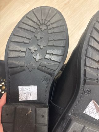 Botas altas negras planas con tachuelas