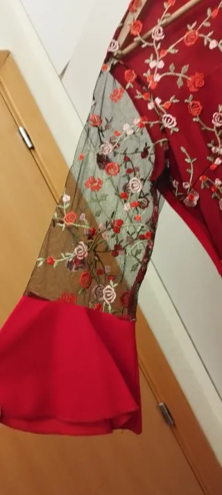 Vestido rojo con encaje floral