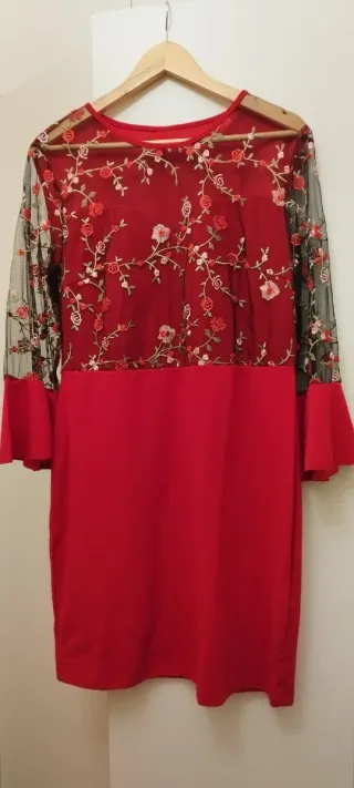 Vestido rojo con encaje floral
