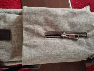Bolsa de pañales gris con estampado