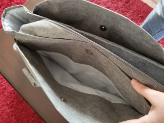 Bolsa de pañales gris con estampado