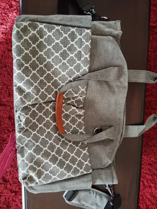Bolsa de pañales gris con estampado