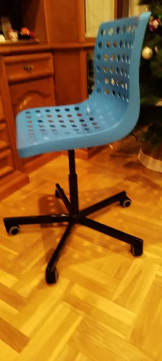Silla de escritorio azul con ruedas IKEA