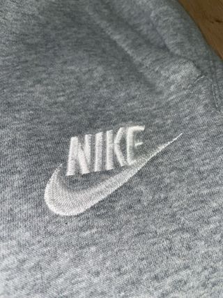 Pantalones grises de chándal